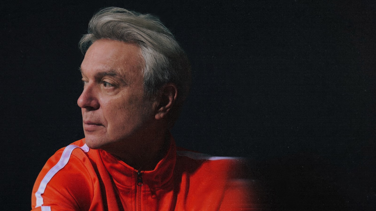 David Byrne sfida l'idea di un album con Who Is the Sky? espanso