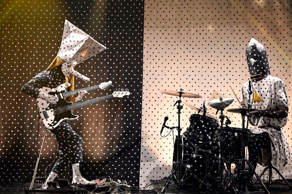 Guarda Angine de Poitrine suonare una nuova canzone a Fallon