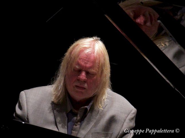 Rick Wakeman e il concerto per 150 orsi: quando il prog incontra la giungla