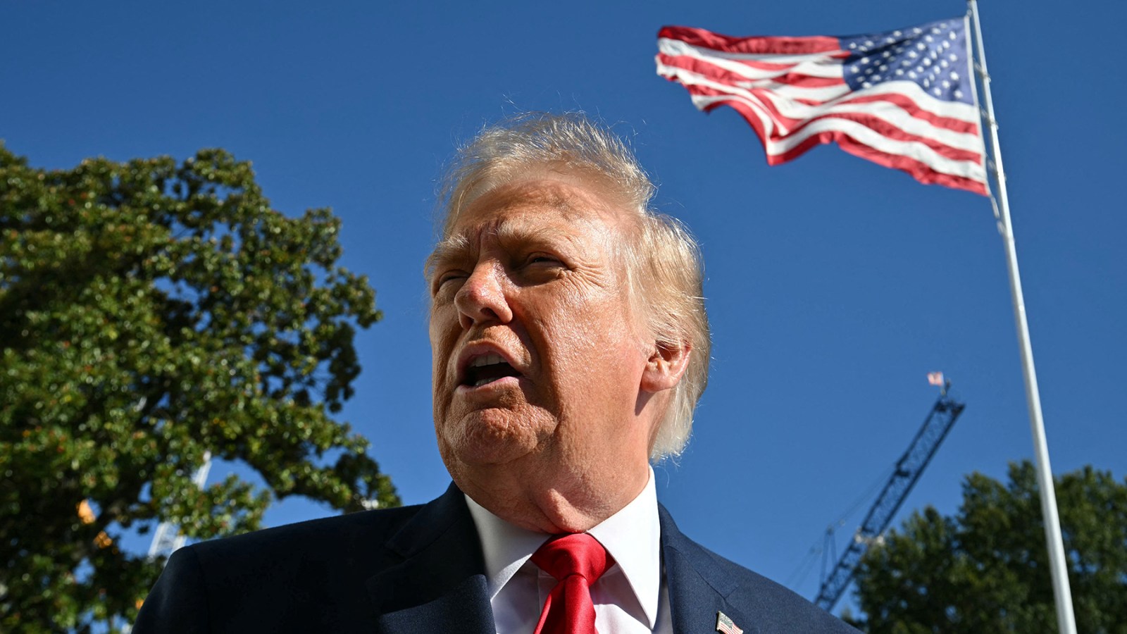 Trump valuta un attacco all'Iran prima delle midterm: la mossa disperata per risollevare i consensi