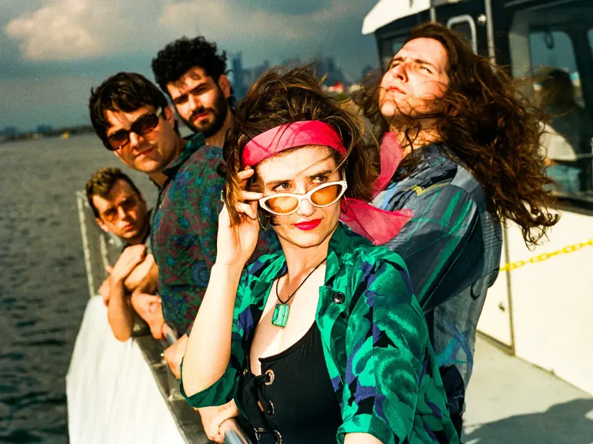 Bodega annunciano tre date italiane per marzo 2027: il post-punk newyorchese torna da noi con "All Inside Aquarium"