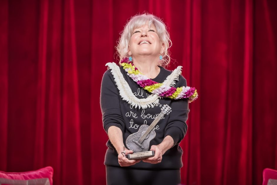 Bette Midler e il premio Woody Guthrie 2026: "La mia piccola contribuzione alla Resistenza"