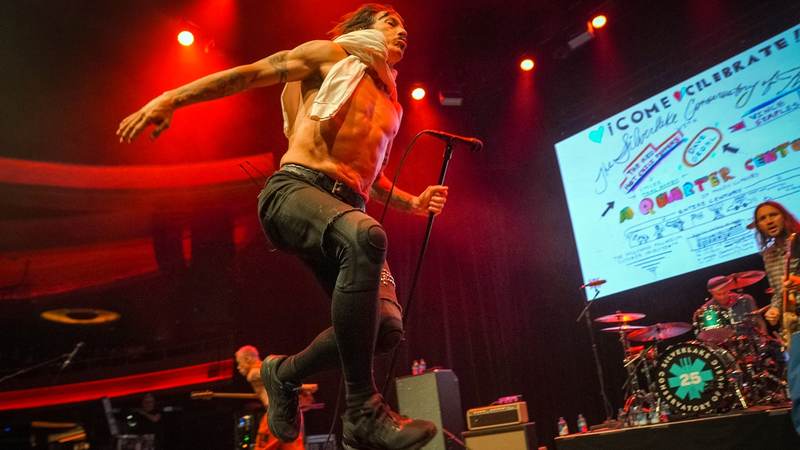 Red Hot Chili Peppers e Foo Fighters: una notte di rarità per i 25 anni della Silverlake Conservatory