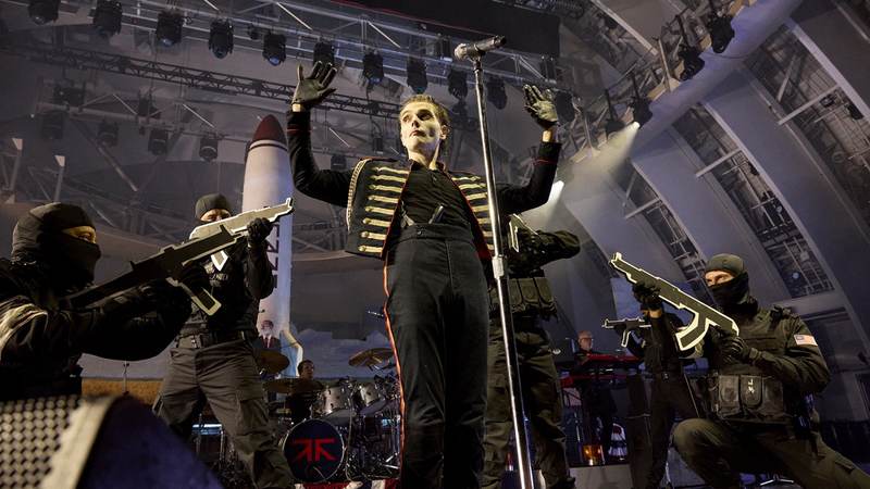 My Chemical Romance incendiano l'Hollywood Bowl: il Gran Dittatore Immortale compie gli anni tra fiamme e opera