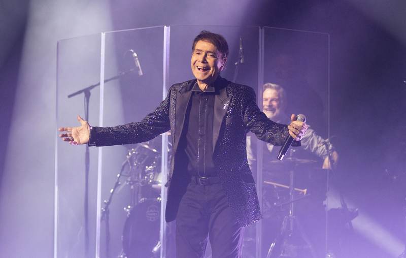 Cliff Richard a 86 anni: "Sto imparando il reggae" per il nuovo singolo di Natale