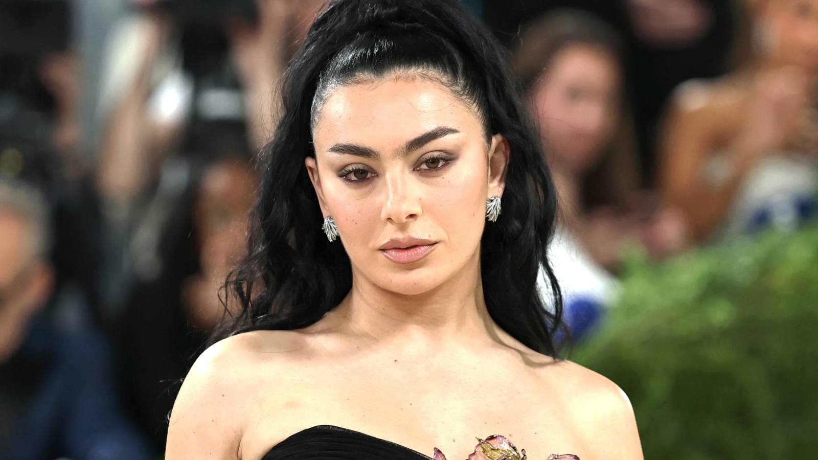 Charli XCX nel nuovo horror di Scorsese: cameo accanto a DiCaprio e Lawrence