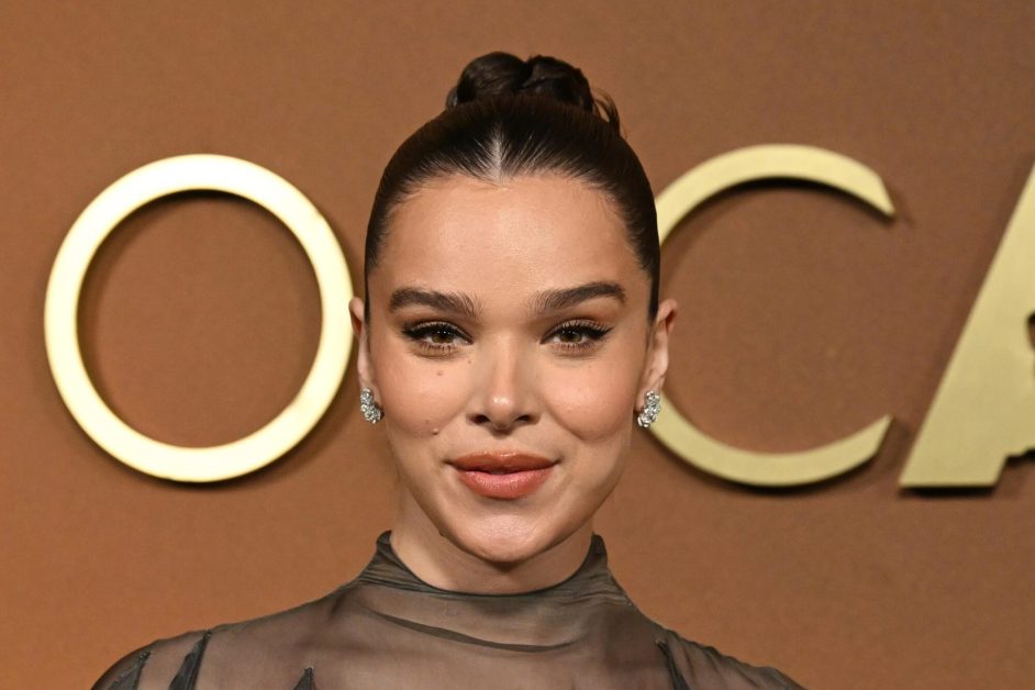 Hailee Steinfeld incanta con 'Magic': la cover dei The Cars per il film Disney 'Hexed'