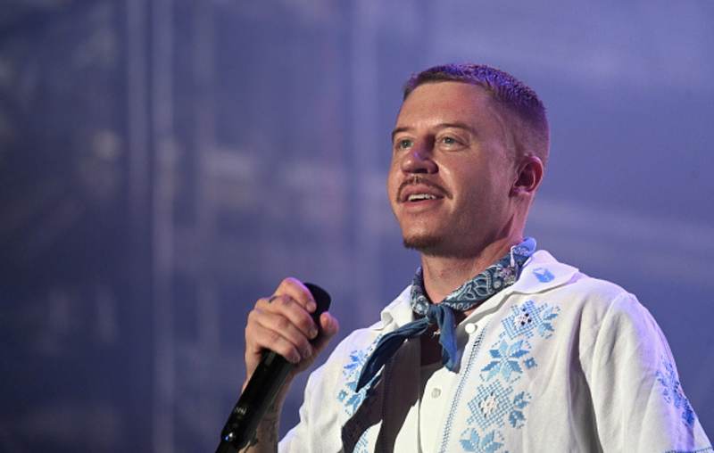 Macklemore a Red Rocks: "Free Palestine" e condanna a ICE, il ritorno dopo il caso Ed Sheeran