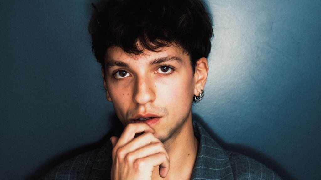 Luigi Strangis torna con "Tutto": un inno pop-rock all'accettazione di sé
