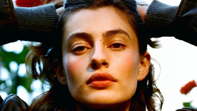 Diana Silvers: dal set al folk, il lutto si fa canzone in 'Daughter of Sorts'