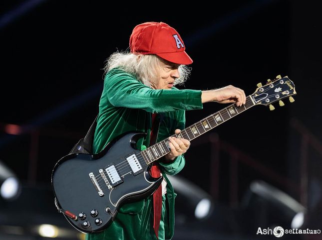 Angus Young ha autografato un neonato