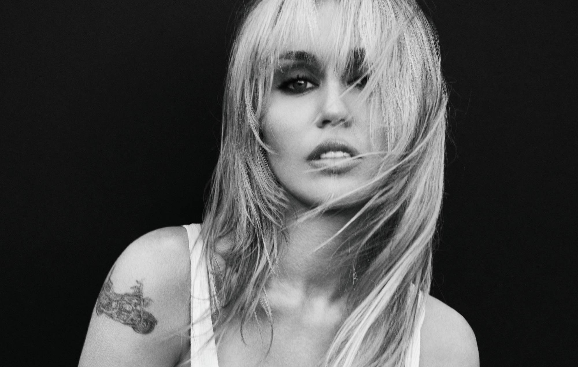Miley – 'Bass Persuades': la camaleontica popstar smette di spiegarsi