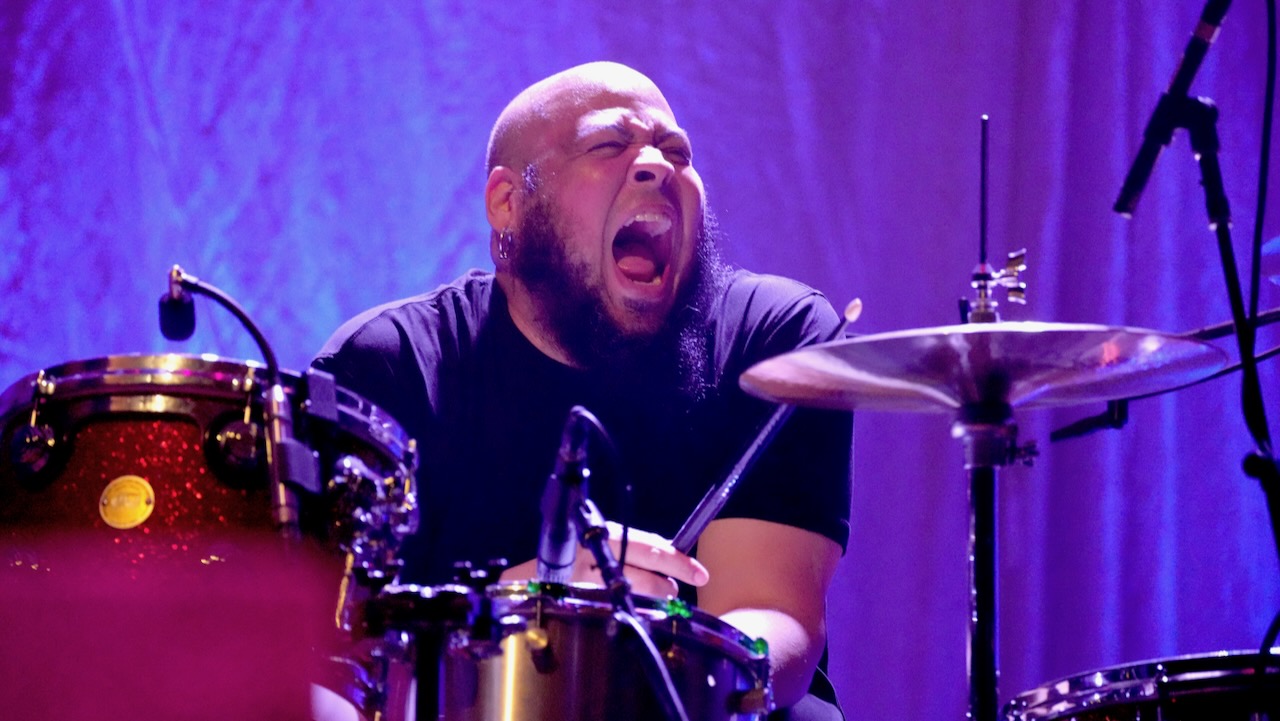Un gigante della batteria per i Pearl Jam: Abe Laboriel Jr. conquista l'Ohana Festival
